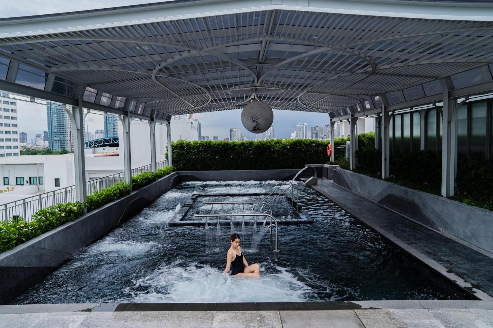 The Salil Hotel Riverside Μπανγκόκ Εξωτερικό φωτογραφία The rooftop pool at The Standard, Bangkok Sukhumvit