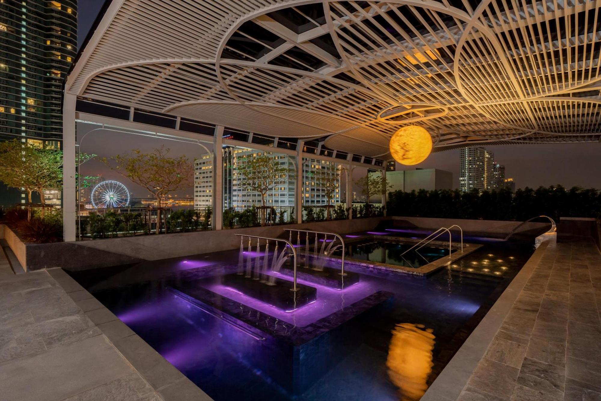 The Salil Hotel Riverside Μπανγκόκ Εξωτερικό φωτογραφία The rooftop pool at the hotel