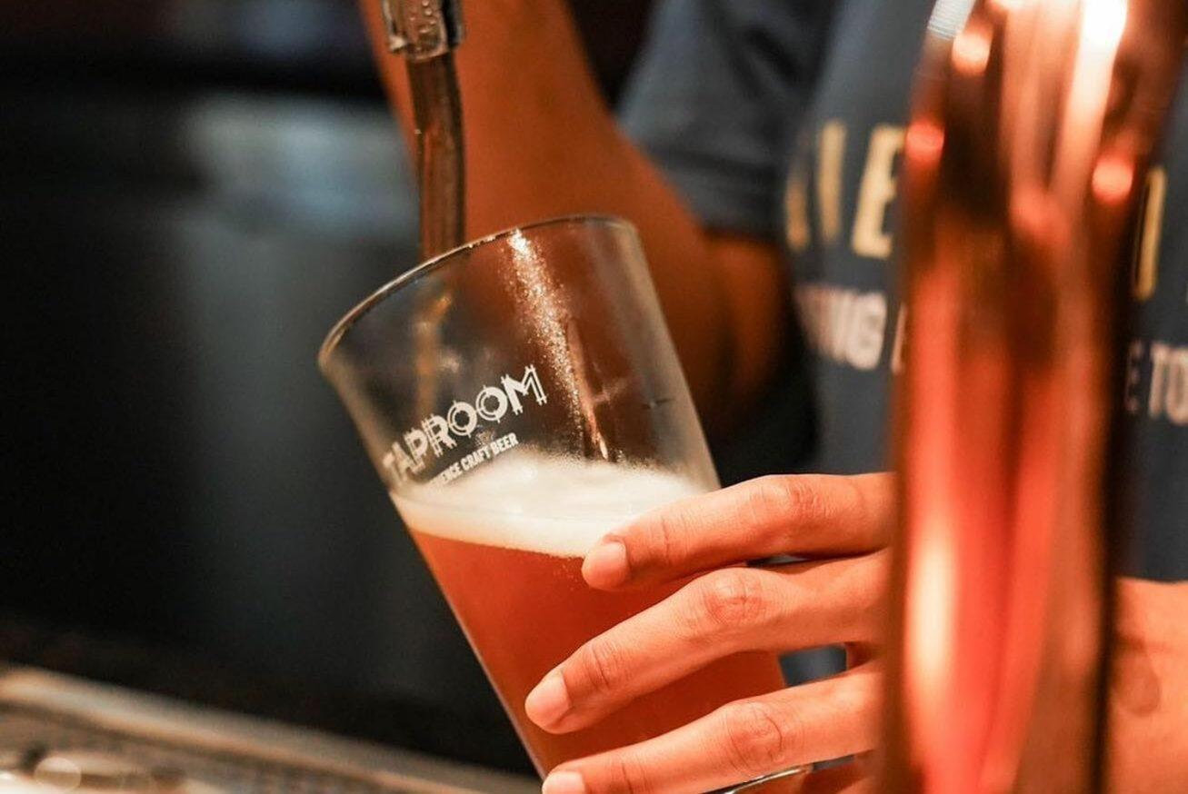 The Salil Hotel Riverside Μπανγκόκ Εξωτερικό φωτογραφία Beer being poured