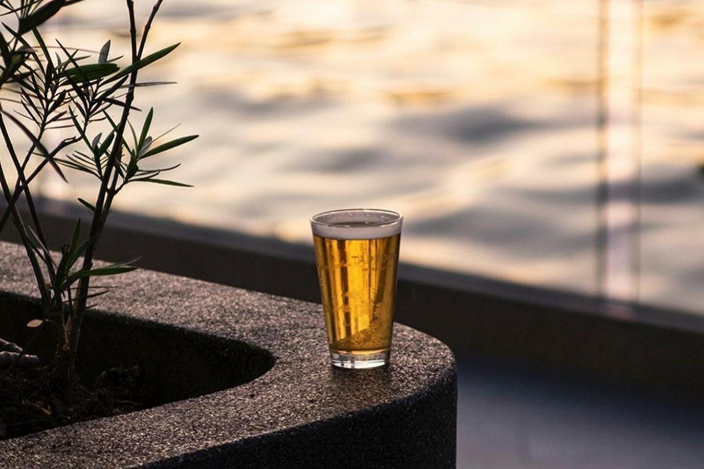 The Salil Hotel Riverside Μπανγκόκ Εξωτερικό φωτογραφία A glass of beer