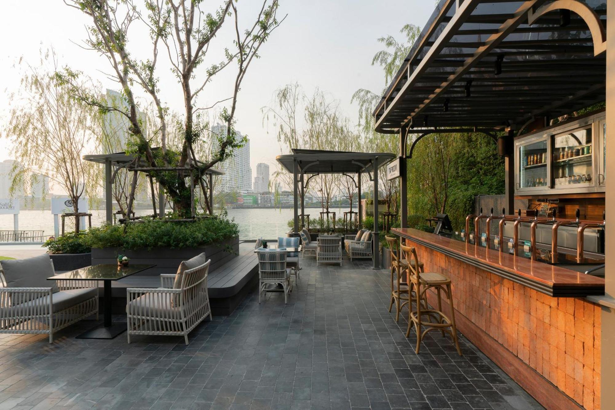 The Salil Hotel Riverside Μπανγκόκ Εξωτερικό φωτογραφία The bar at the rooftop of the hotel