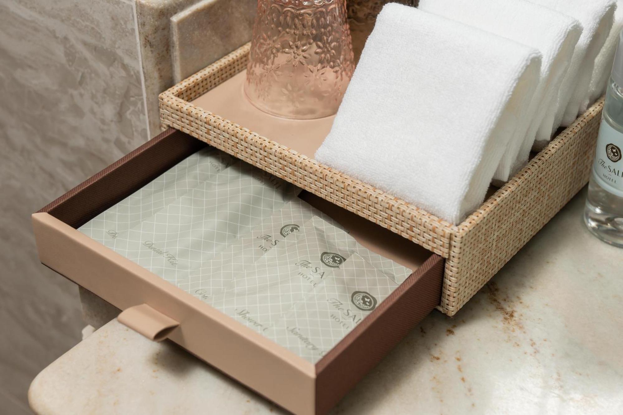 The Salil Hotel Riverside Μπανγκόκ Εξωτερικό φωτογραφία A drawer with a guest directory